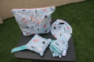 kit naissance : trousse personnalisée, bavoir, bouillote sèche et coton lavable