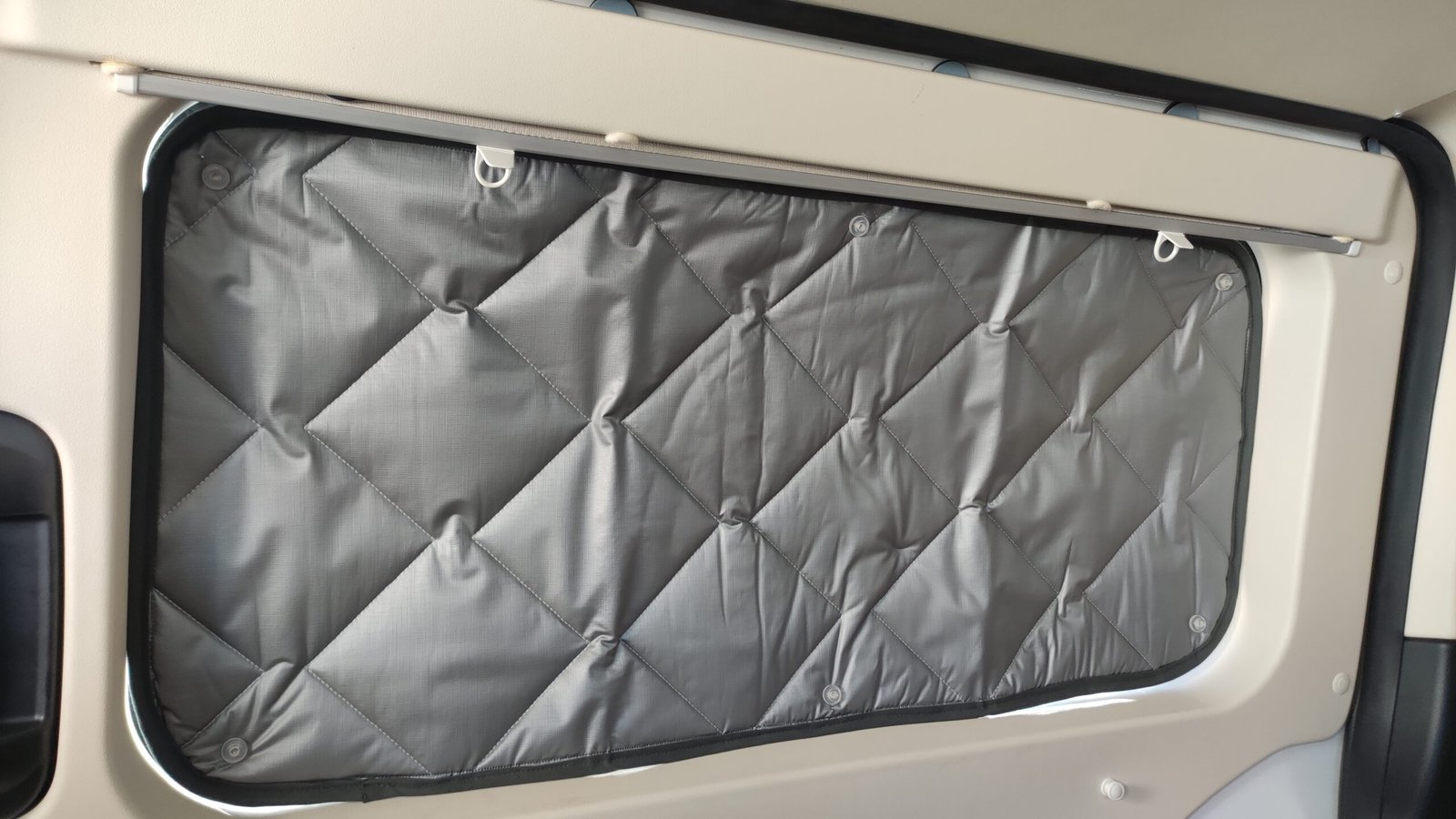 véhicule de loisirs : rideau occultant et isolant pour véhicule de loisirs. A ventouse