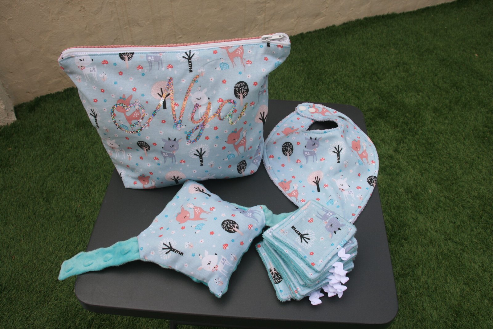 accessoire : cadeau de naissance avec trousse personnalisée, bavoir, cotons lavables et bouillote sèche