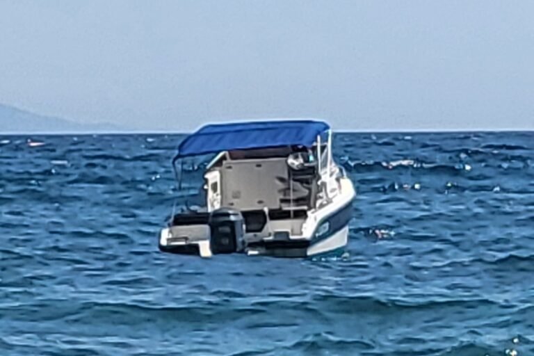 Taud bleu confectionné sur mesure et installé sur un bateau