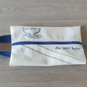 Trousse artisanale en voile de bateau recyclée avec fermeture bleue et motif baleine