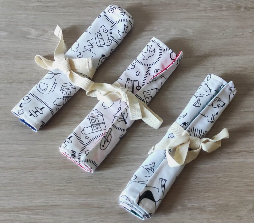 Kits de coloriage lavables roulés et fermés par un ruban