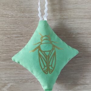 Suspension à la lavande Cigale en tissu vert avec motif cigale doré