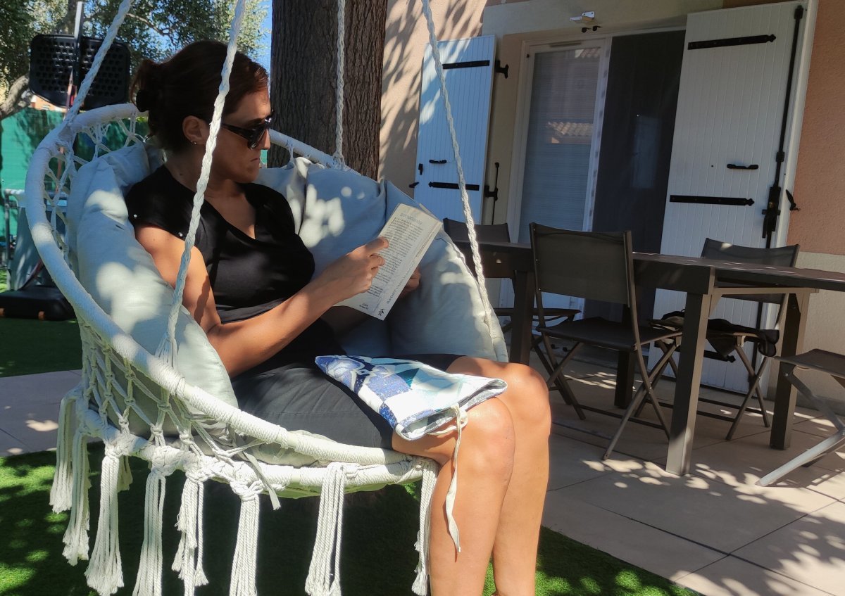 Housse de livre réversible utilisée lors d’un moment de lecture en extérieur