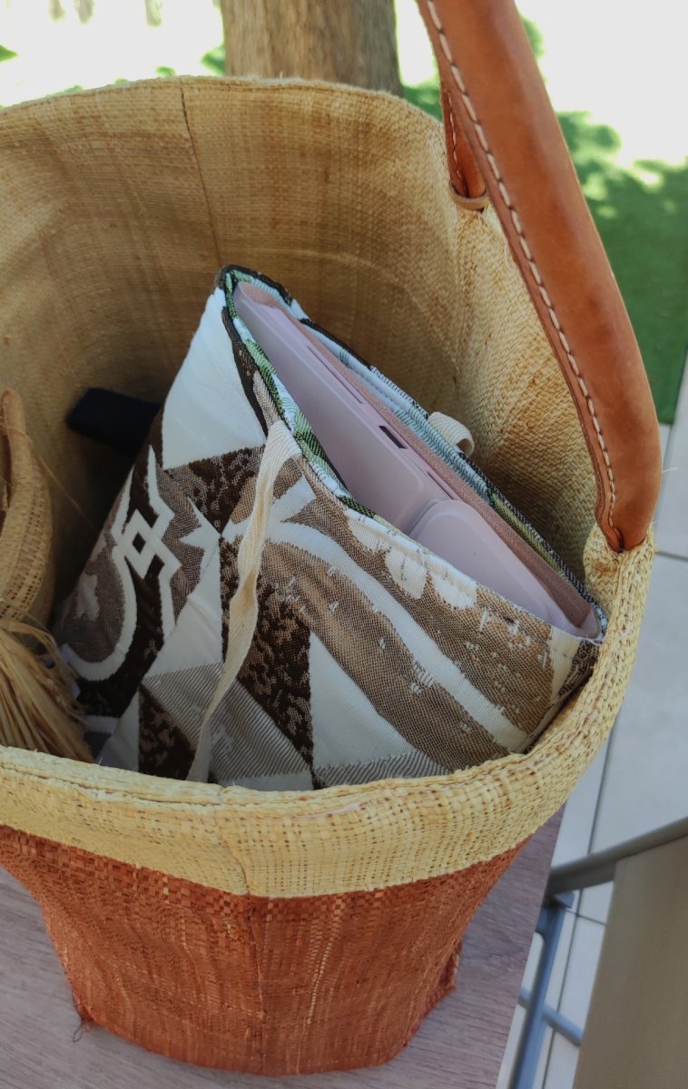 Tablette protégée dans sa housse en tissu réversible à l’intérieur d’un sac