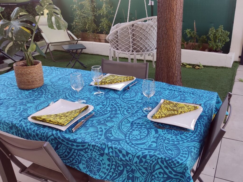 Nappe et serviettes coordonnées confectionnées sur mesure pour une table