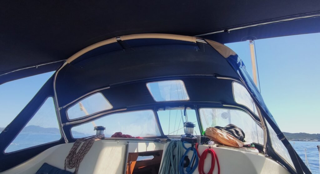Capote de bateau avec éléments textiles réparés sur un voilier