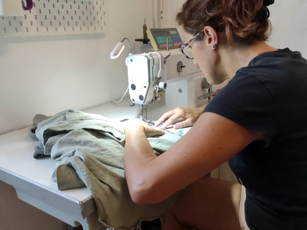 Artisane couturière travaillant sur un vêtement à la machine à coudre