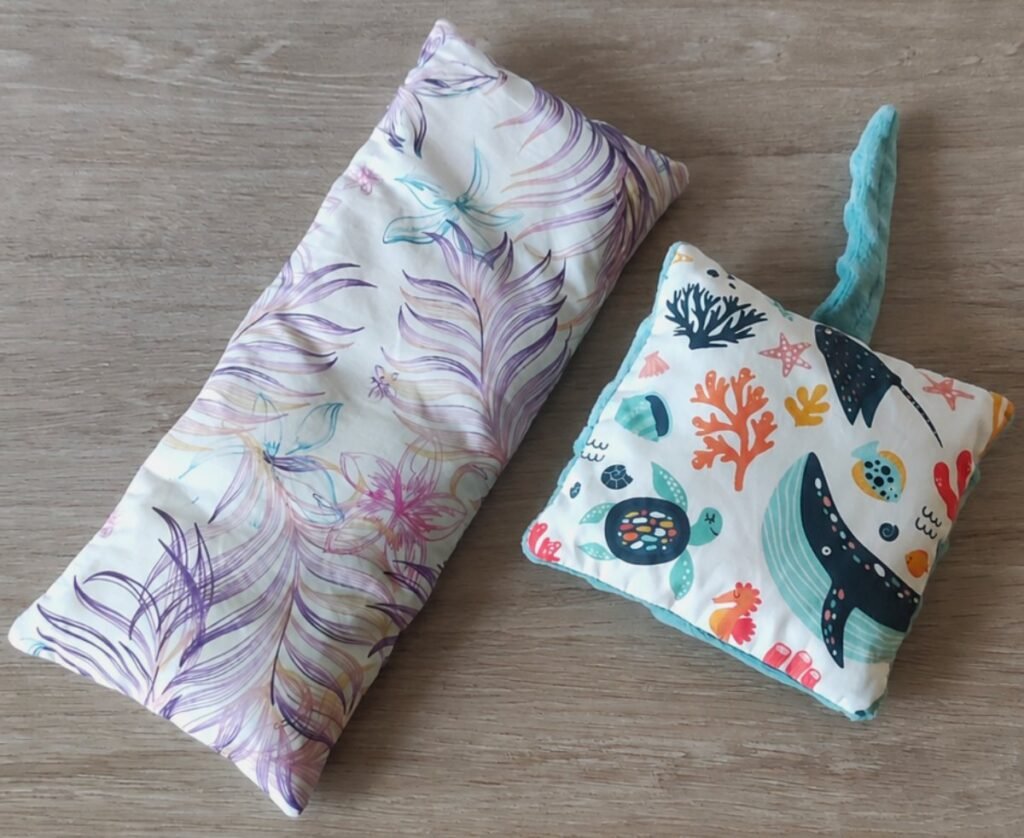 Bouillotte sèche adulte et bouillotte sèche enfant sur fond bois