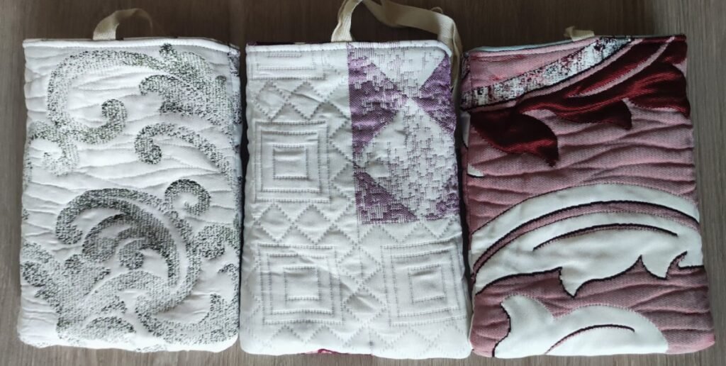 Seconde face des mêmes housses artisanales montrant leurs différents motifs réversibles