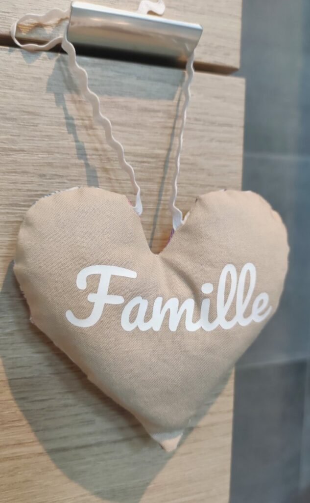 Suspension à la lavande en forme de cœur avec le message Famille