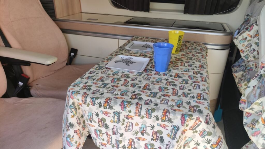 Aménagement textile sur mesure d’un coin repas de véhicule de loisirs