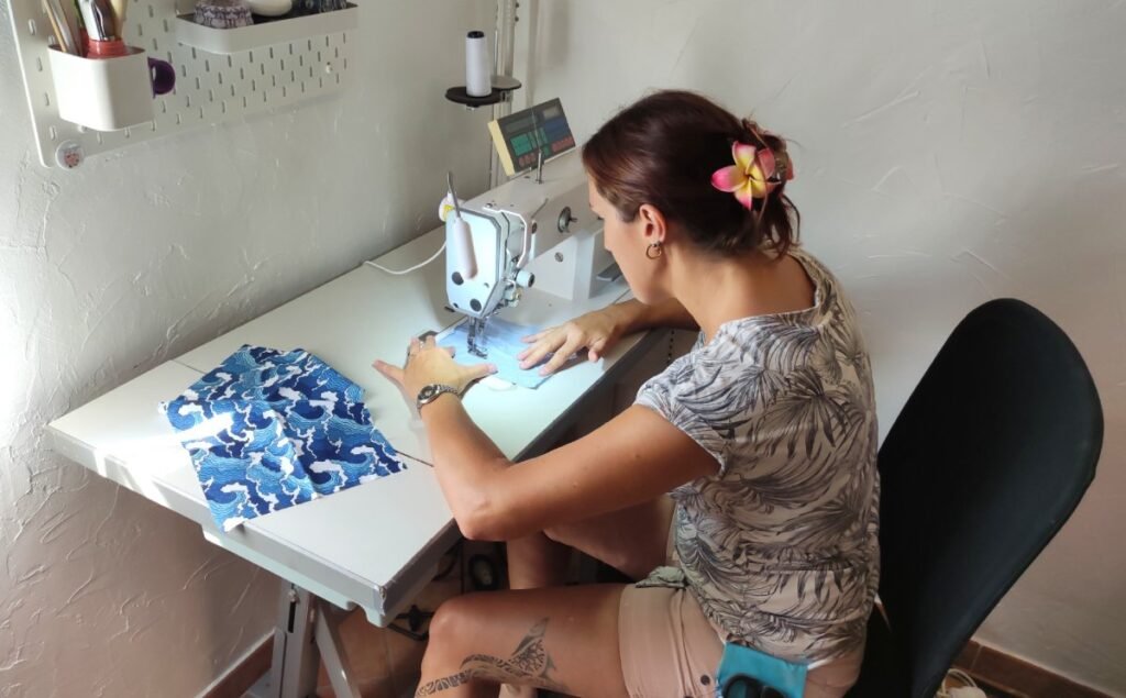 Couturière réalisant une création textile dans son atelier à La Seyne-sur-Mer
