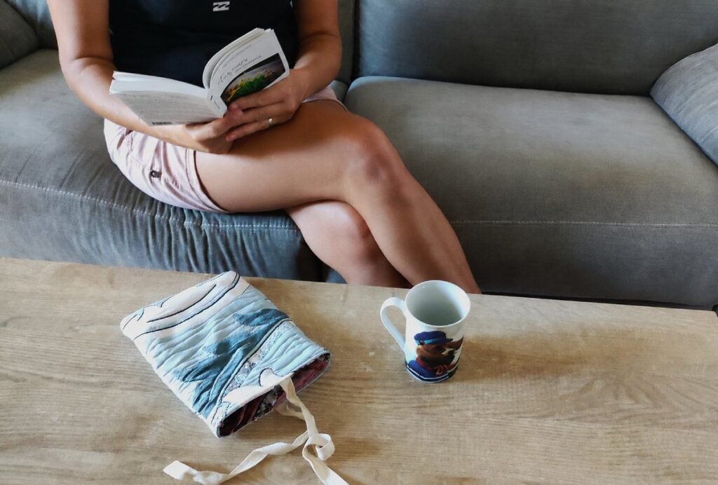 Housse de livre artisanale posée près d’un moment de lecture à la maison
